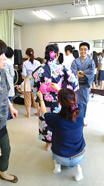 浴衣着付け中の写真